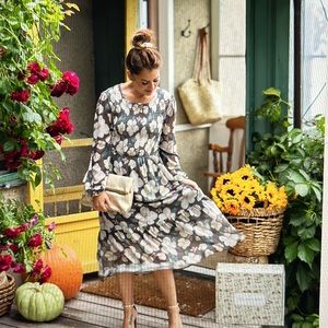 The Grace MIDI with a smocked bustier, romantic sleeves and midi length.